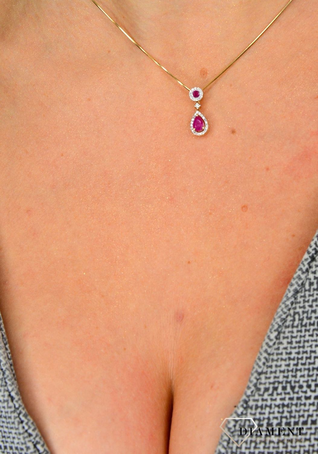 Zawieszka złota z rubinem i brylantami 0660027080 HSI..jpg